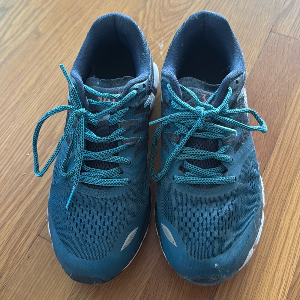 Woman’s 361 degree Nemesis sneakers size 8.